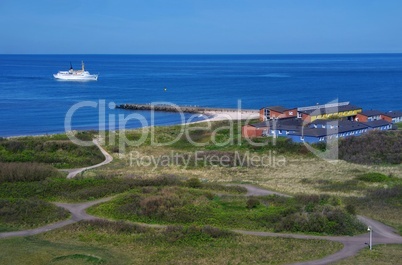 Ein Schiff läuft in den Hafen von Helgoland ein