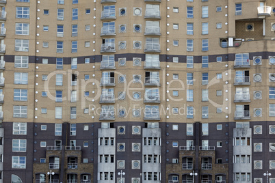 Fassade eines modernen Wohngebäudes in London, Großbritannien