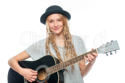 Junge Frau mit Hut und Gitarre