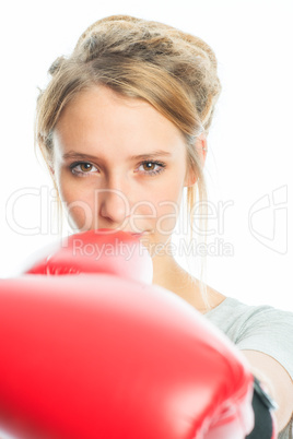Blondes Mädchen mit Boxhandschuhen