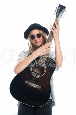 Junge Frau mit Hut und Gitarre