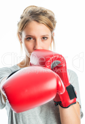 Blondes Mädchen mit Boxhandschuhen