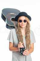 Junge Frau mit Hut und Gitarre