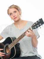 Blondes Mädchen spielt Gitarre