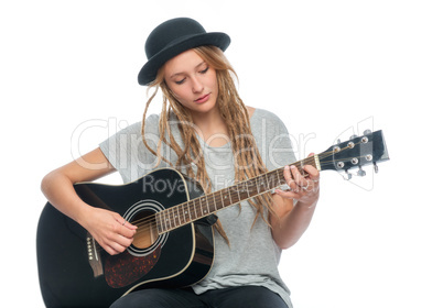 Junge Frau mit Hut und Gitarre