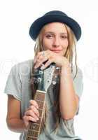 Lächelnde Frau mit Gitarre