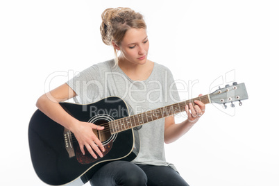 Blondes Mädchen spielt Gitarre