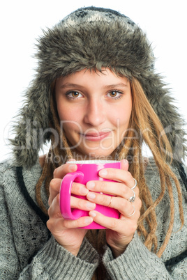 Frau mit Fellmütze hält Kaffeebecher