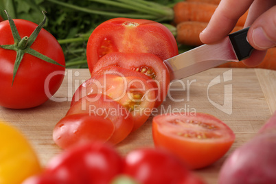 Essen zubereiten Tomate schneiden auf einem Holzbrett