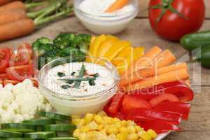 Vegetarischer Gemüse Teller zum Essen mit Joghurt Dip