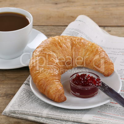 Business Frühstück Croissant mit Marmelade, Kaffee und Zeitung