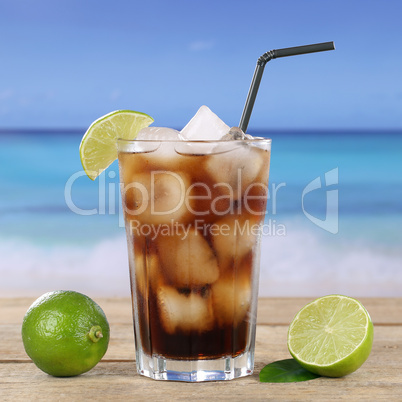 Cola oder Cuba Libre Cocktail Getränk am Strand