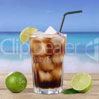 Cola oder Cuba Libre Cocktail Getränk am Strand