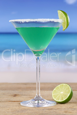 Grüner Martini Cocktail am Strand im Urlaub