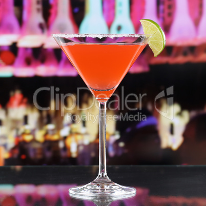 Roter Martini Cocktail auf einem Tresen