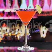 Roter Martini Cocktail auf einem Tresen