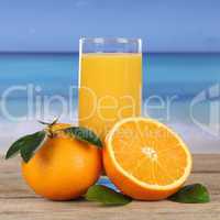 Orangensaft Getränk und Orangen am Strand und Meer