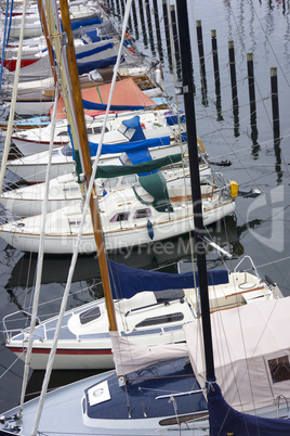 Segelboote in der Marina in Kiel Schilksee