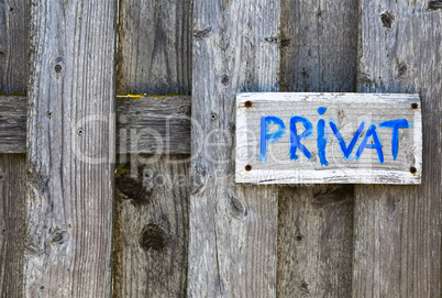 Schild Privat an einem Holzzaun