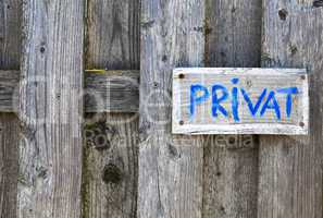 Schild Privat an einem Holzzaun