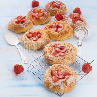 Almond cakes with vanilla and strawberries