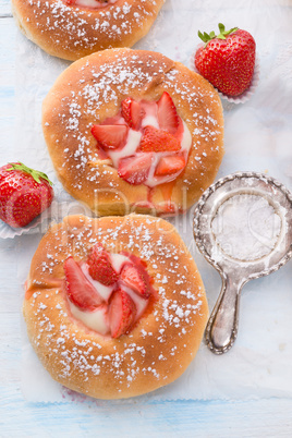 Almond cakes with vanilla and strawberries