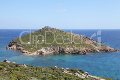 kleine Insel mit einer Kapelle vor Patmos