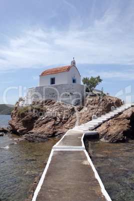 Kirche auf einem Felsen im Meer, Leros