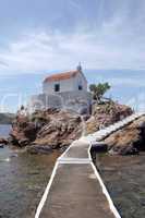 Kirche auf einem Felsen im Meer, Leros