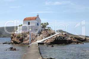 Kapelle auf einem Felsen im Meer, Leros