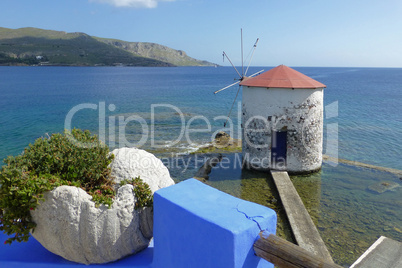 Windmühle im Meer auf der Insel Leros