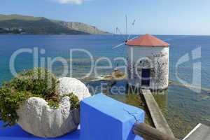Windmühle im Meer auf der Insel Leros