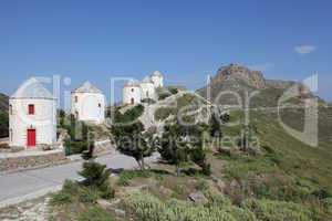Windmühlen und Burgruine auf Leros