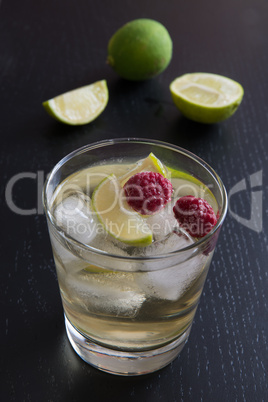 Cocktail mit Himbeere und Limette
