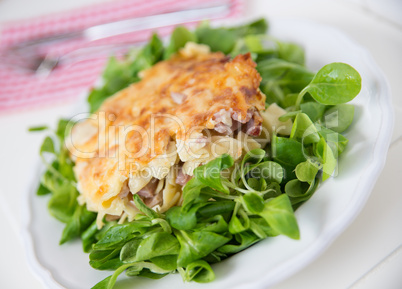 Überbackene Schinkelfleckerl mit Salat