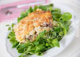 Überbackene Schinkelfleckerl mit Salat