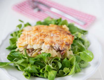 Überbackene Schinkelfleckerl mit Salat