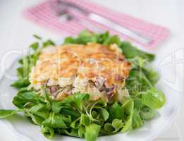 Überbackene Schinkelfleckerl mit Salat