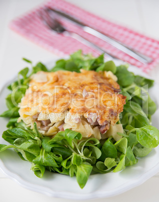 Überbackene Schinkelfleckerl mit Salat