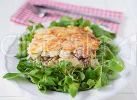 Überbackene Schinkelfleckerl mit Salat