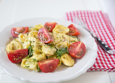 Tortellini mit Kräutern und Tomaten