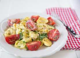 Tortellini mit Kräutern und Tomaten