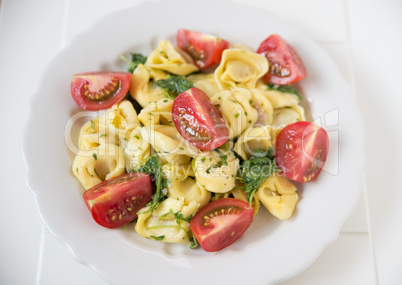 Tortellini mit Kräutern und Tomaten