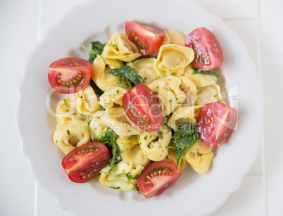 Tortellini mit Kräutern und Tomaten