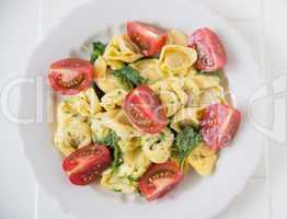 Tortellini mit Kräutern und Tomaten