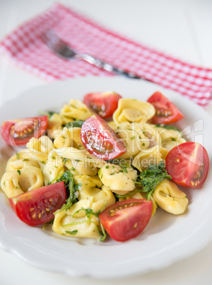 Tortellini mit Kräutern und Tomaten