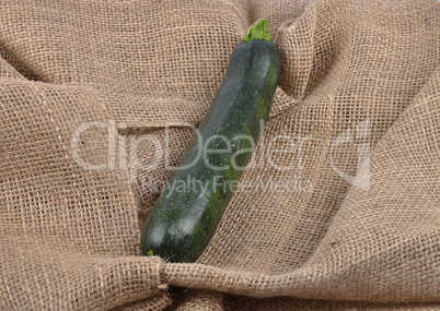 Zucchini auf Jute