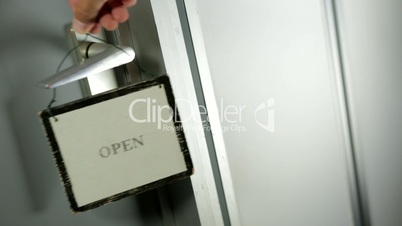 Closed-Schild wird gedreht auf Open