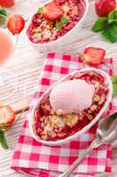 strawberry crumble whit ice cream
