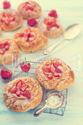 Almond cakes with vanilla and strawberries